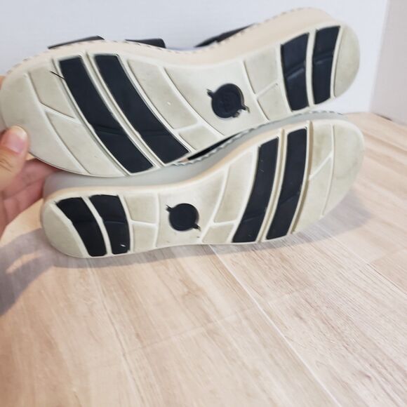 Born Deshka Black Leather Gladiator Sandal Size 9 CrissCross Straps - Picture 6 of 7